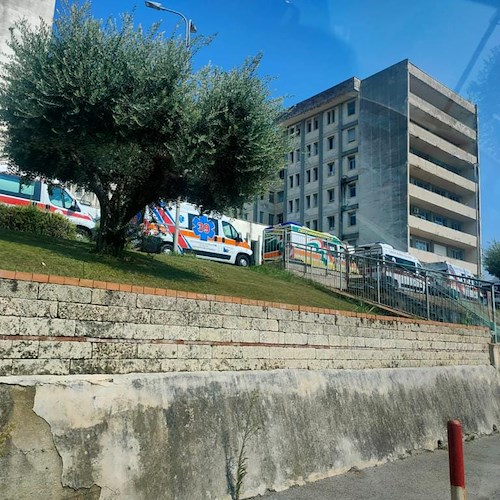 Fila di ambulanze al Ruggi di Salerno<br />&copy; TV Medica