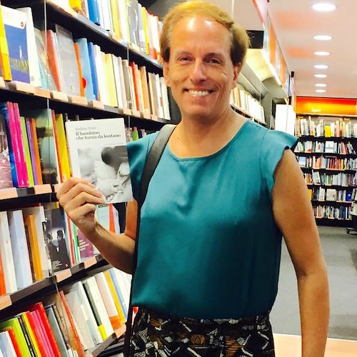A Scala lo scrittore che si veste da donna: stasera Stefano Ferri presenta i suoi libri a Pontone