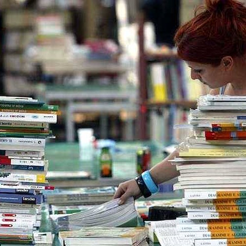 'A scuola per combattere la crisi': 25 borse di studio per acquisto libri