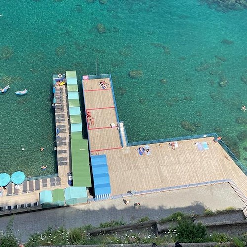 A Sorrento i residenti pagano la metà negli stabilimenti balneari, gratuita spiaggia di San Francesco
