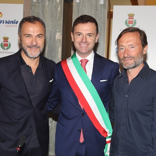 il sindaco di Sorrento, Massimo Coppola, il nuovo direttore artistico, Massimiliano Gallo e Lele Niti, amministratore delegato di Ufficio K
<br />&copy; Comune di Sorrento