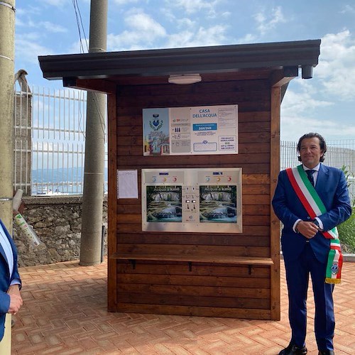 A Vietri sul Mare piazza di via Mazzini riqualificata con casa dell'acqua e giostre per bambini