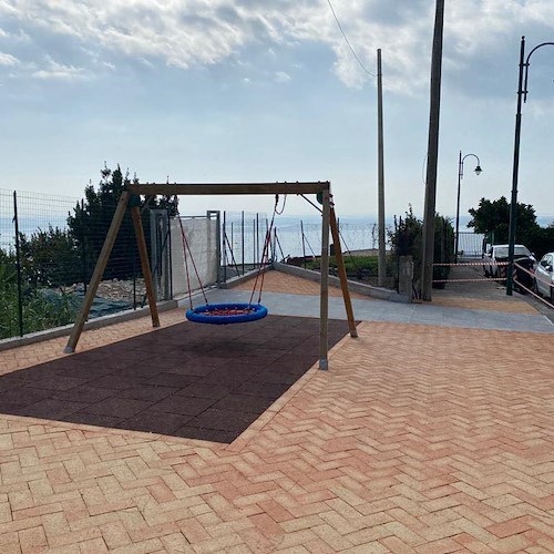 A Vietri sul Mare piazza di via Mazzini riqualificata con casa dell'acqua e giostre per bambini