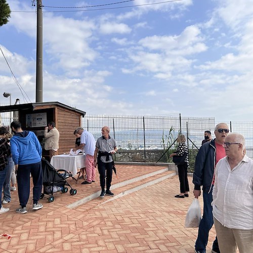 A Vietri sul Mare piazza di via Mazzini riqualificata con casa dell'acqua e giostre per bambini