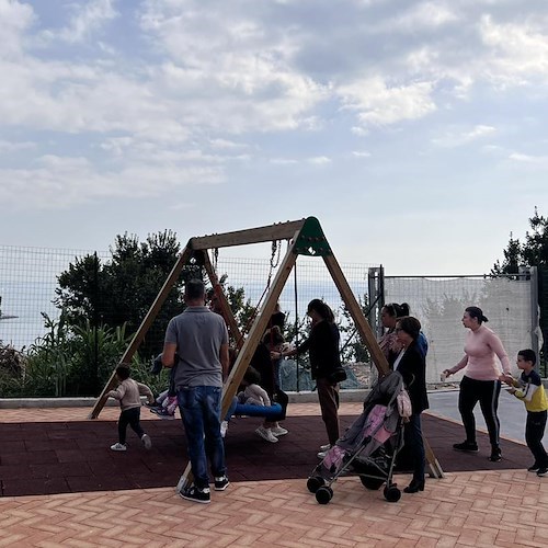 A Vietri sul Mare piazza di via Mazzini riqualificata con casa dell'acqua e giostre per bambini