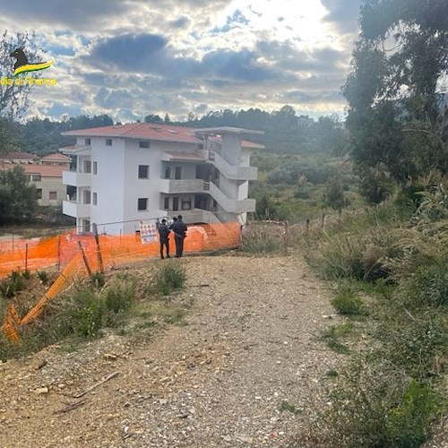 Abusivismo edilizio, sequestrato un fabbricato in zona sottoposta a vicolo paesaggistico sul golfo di Policastro