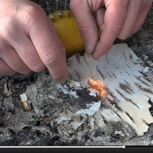 Accendere il fuoco con un limone? Si può /VIDEO