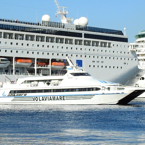 Accordo Trenitalia e Alilauro: la Costiera Amalfitana si può raggiungere con un unico biglietto per treno e nave 