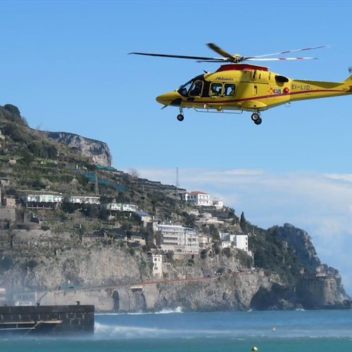 Accusa malore ad Amalfi, turista soccorso in eliambulanza