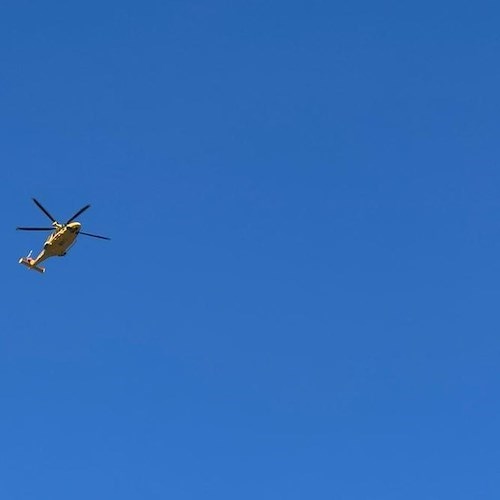 Accusa malore mentre è in spiaggia ad Amalfi, uomo trasferito in elicottero al Ruggi