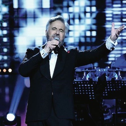 Ad agosto Christian De Sica con Pino Strabioli e la big band in scena a Maiori: al via la prevendita