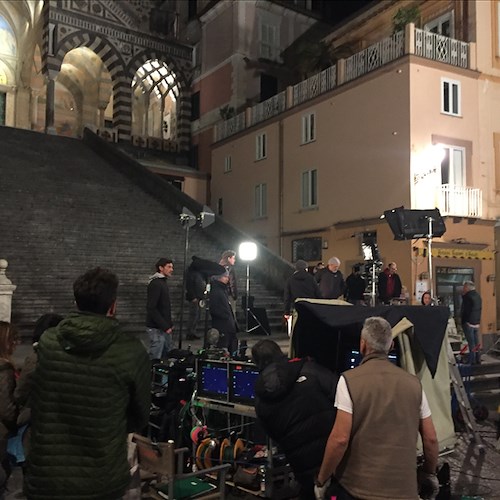 Ad Amalfi 'È arrivata la felicità', per Claudia Pandolfi e Santamaria primo ciak in notturna davanti a Duomo [FOTO]