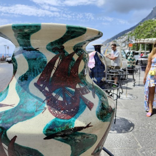 Ad Amalfi l’arte “en plein air” con i Vasi d’Autore di Lucio Liguori