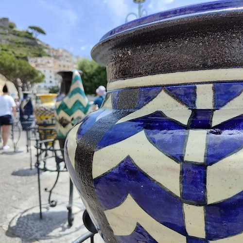 Ad Amalfi l’arte “en plein air” con i Vasi d’Autore di Lucio Liguori