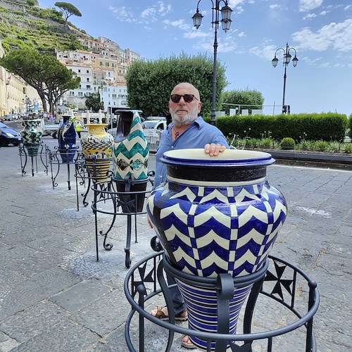 Ad Amalfi l’arte “en plein air” con i Vasi d’Autore di Lucio Liguori