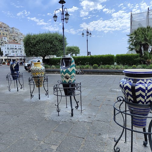 Ad Amalfi l’arte “en plein air” con i Vasi d’Autore di Lucio Liguori