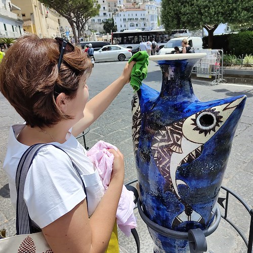 Ad Amalfi l’arte “en plein air” con i Vasi d’Autore di Lucio Liguori