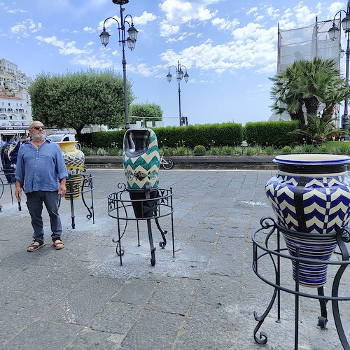 Ad Amalfi l’arte “en plein air” con i Vasi d’Autore di Lucio Liguori