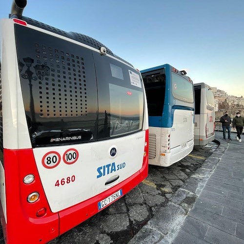 Ad Amalfi non sosteranno più i bus turistici per ridurre sovraffollamento. Presentato il Piano di sviluppo