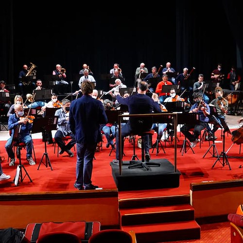 Ad aprire il concerto dell’Orchestra sinfonica di Sanremo Michela Ruggiero, originaria della Costa d’Amalfi
