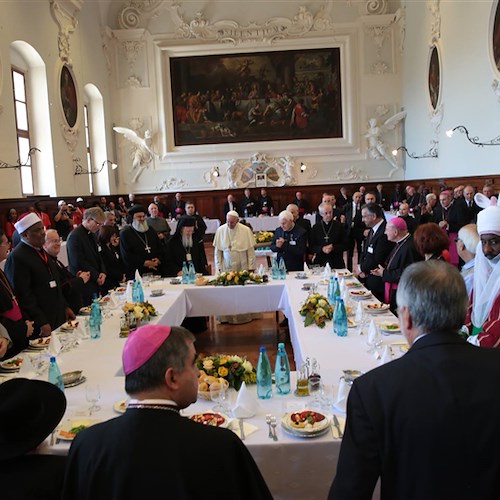 Ad Assisi le religioni del mondo per la Pace, Papa Francesco: «Violenza è contro Dio» /VIDEO