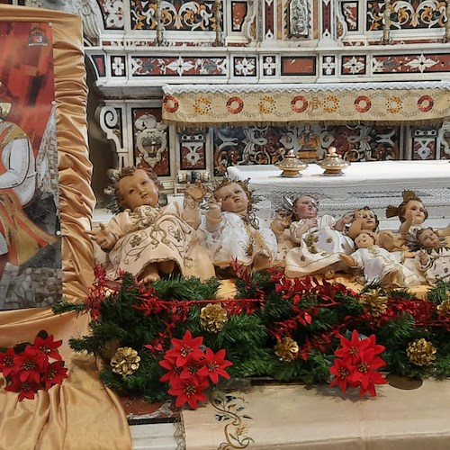Ad Atrani Don Carmine benedice le statuine di Gesù Bambino delle Chiese