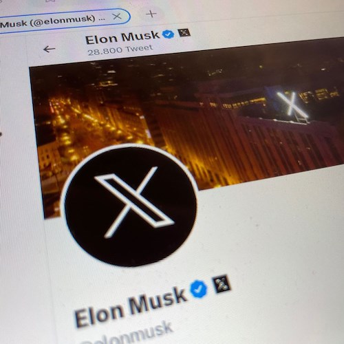 Addio all’uccellino di Twitter: non solo un cambio logo, Elon Musk ambisce a creare la “super app” con l’intelligenza artificiale