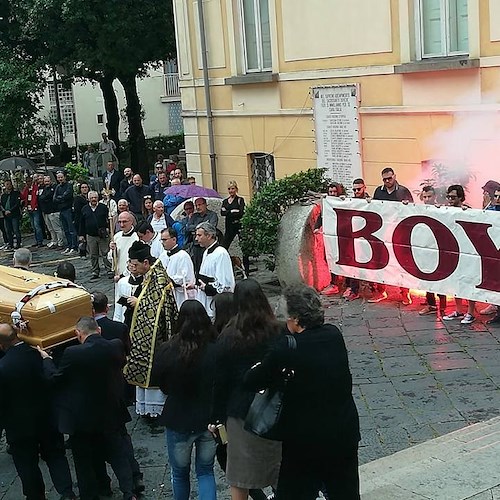 Addio Aureliano, al funerale fumogeni e striscione dei “Boys” granata [FOTO]
