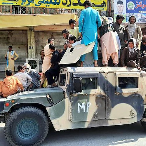 Afghanistan, Kabul si arrende ai talebani. "Rinasce l'Emirato islamico"