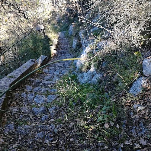 Agerola, con i primi accenni di primavera tornano gli escursionisti: interventi al Sentiero degli Dei 