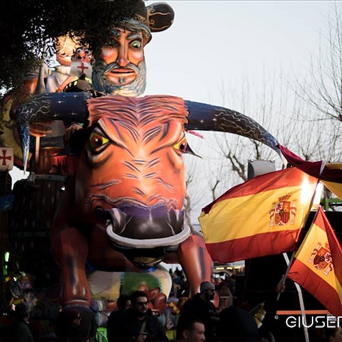 Al Gran Carnevale di Maiori trionfano 'Gli amici di sempre' con il carro ispirato alla Spagna