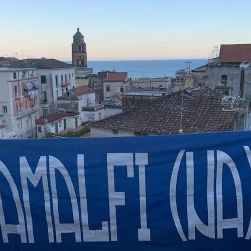 Al Napoli mancano cinque vittorie per lo scudetto: ad Amalfi spunta striscione che lo vede già “Campione d'Italia”