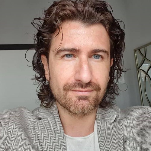 Alessandro Siani celebra 20 anni di carriera dal palco del Teatro Diana di Napoli con una rivisitazione di “Fiesta”