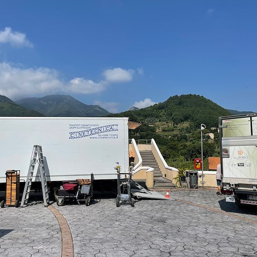 Alessandro Siani in Costiera Amalfitana per girare scene di “Tramite Amicizia”: ciak al laboratorio di Sal De Riso