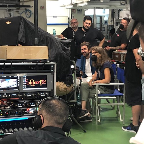 Alessandro Siani in Costiera Amalfitana per girare scene di “Tramite Amicizia”: ciak al laboratorio di Sal De Riso