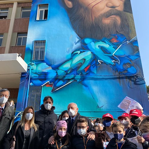 All'Istituto "Righi" di Fuorigrotta inaugurato il murales di Jorit che raffigura Dostoevskij in simbolo di pace