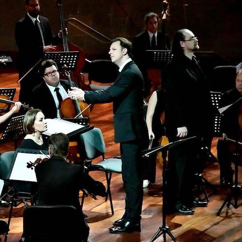 Alle polemiche sul ritorno al Ravello Festival il direttore d'orchestra Teodor Currentzis ha risposto con la musica