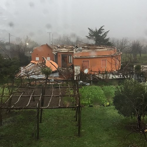 Allerta meteo arancione, i danni del vento forte dalla Costa d’Amalfi a Napoli /FOTO