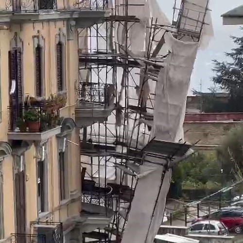 Allerta meteo arancione, i danni del vento forte dalla Costa d’Amalfi a Napoli /FOTO