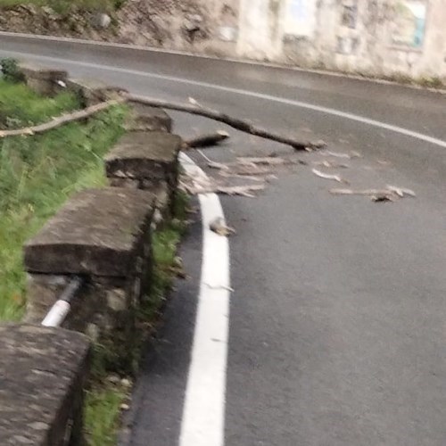 Allerta meteo arancione, i danni del vento forte dalla Costa d’Amalfi a Napoli /FOTO