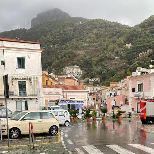 Allerta meteo arancione, i danni del vento forte dalla Costa d’Amalfi a Napoli /FOTO