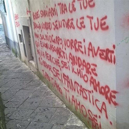 Amalfi, a volte ritornano: writers innamorati imbrattano muri del centro storico /FOTO