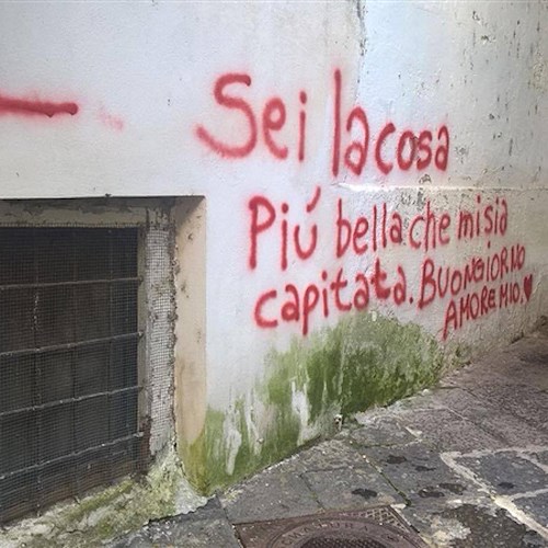 Amalfi, a volte ritornano: writers innamorati imbrattano muri del centro storico /FOTO