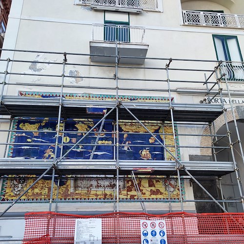 Amalfi, al via i lavori di restauro al pannello maiolicato della Porta della Marina
