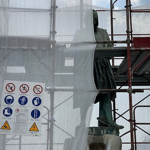 Amalfi, al via lavori restauro statua Flavio Gioia: installati i ponteggi
