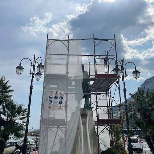 Amalfi, al via lavori restauro statua Flavio Gioia: installati i ponteggi