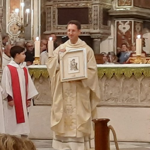 Don Antonio regala un quadro di Sant'Andrea a Don Christian