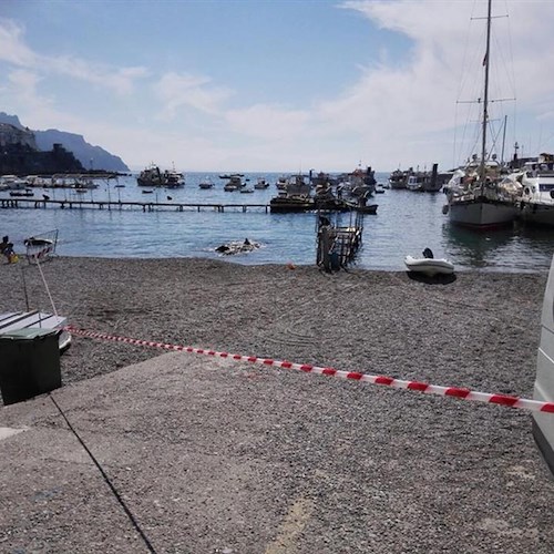 Amalfi, al via rimozione vecchi pontili del porto turistico /FOTO