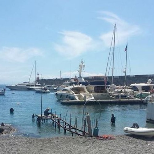 Amalfi, al via rimozione vecchi pontili del porto turistico /FOTO