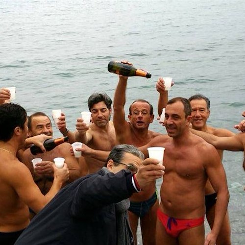 Amalfi: brindisi in spiaggia e tuffo in mare a Capodanno, tradizione lunga 31 anni /FOTO